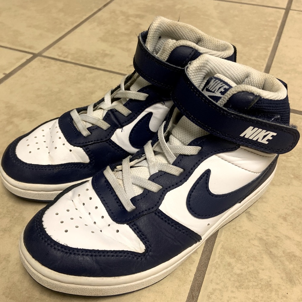 NIKE BOYS LITTLE KID COURT BOROUGH 2 MID SNEAKER